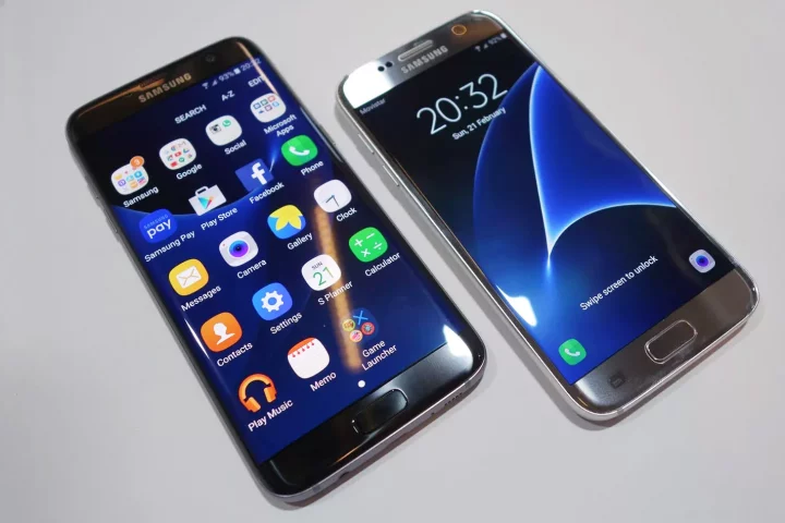 The Galaxy S7 edge (left) and Galaxy S7, Samsung's flagship phones for early 2016