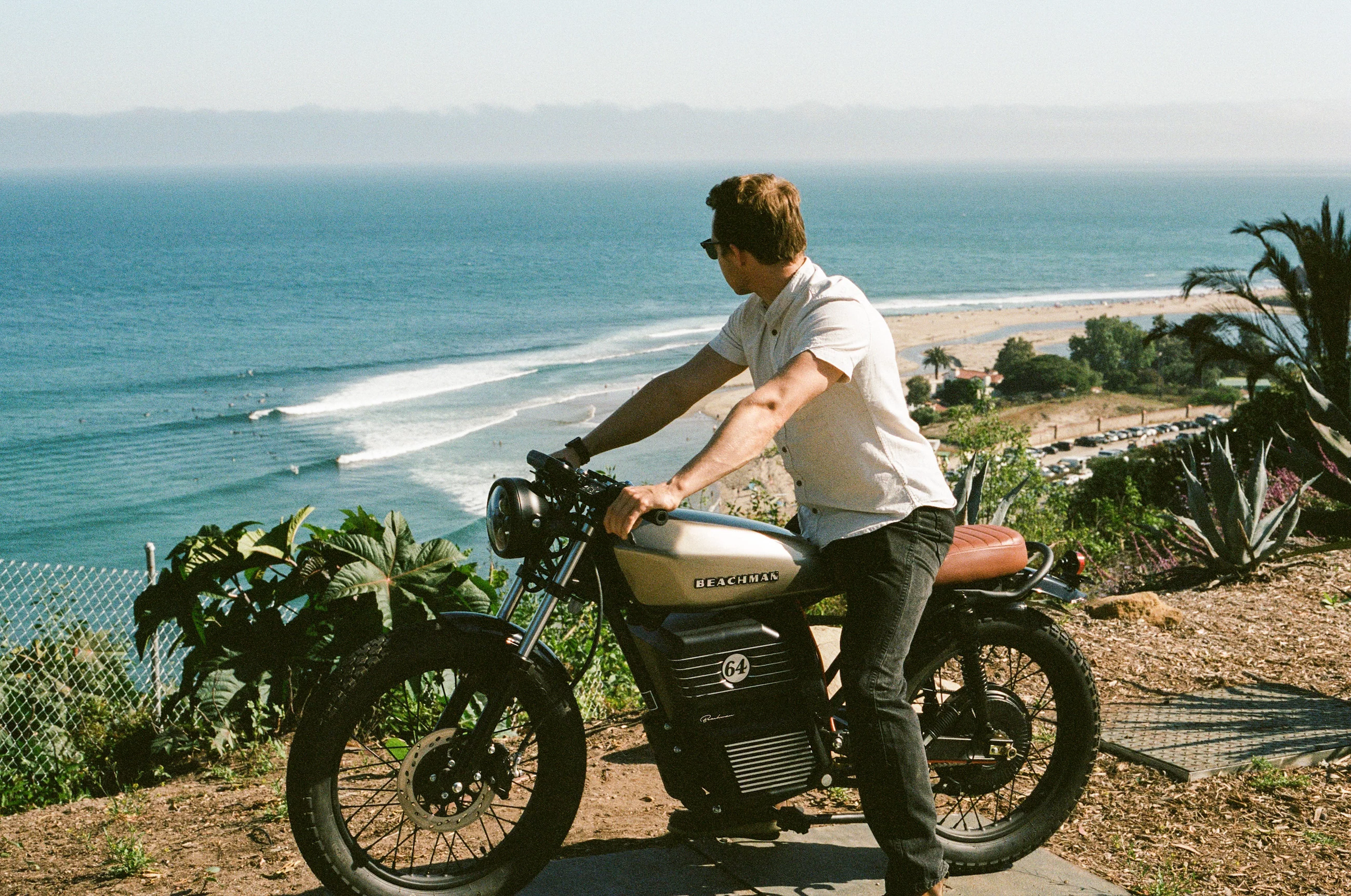 The '64 harks back to the old-school café racer aesthetic of the 60s