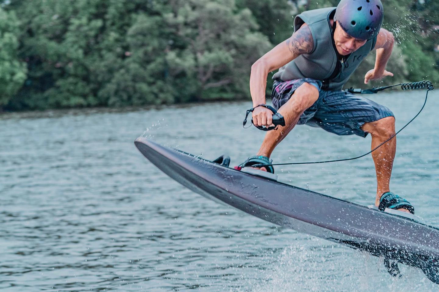 If the user manages to fall off the TKO 001, an included body-worn power leash will cut power to the board's motor, keeping it close at hand