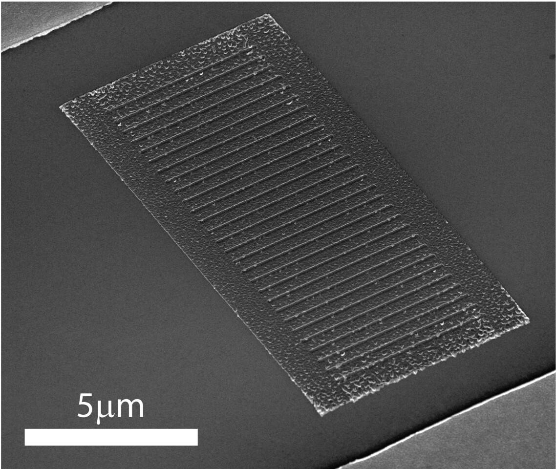 The color photodetector uses thin aluminum gratings to differentiate between light wavelengths (Image: B. Zheng/Rice University)