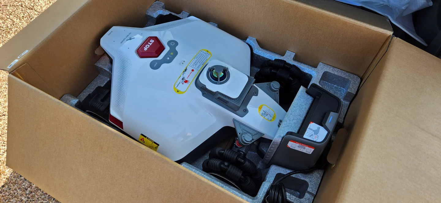 As with most products, the Luba 3 comes in a box. It's very well packaged. I dunno about you, but I associate good packaging with good products, generally.
