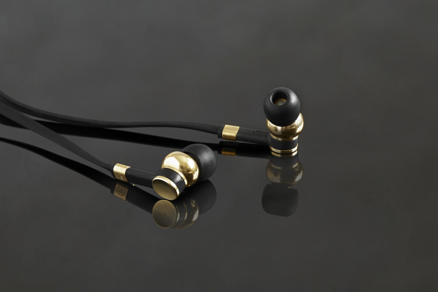The ME05 earphones pack Master & Dynamic's customed-tuned 8-mm neodymium drivers