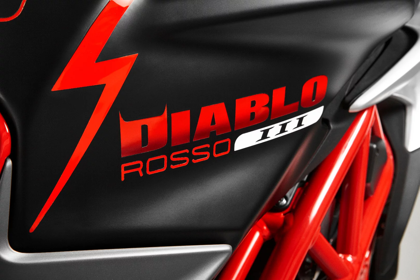The central reference to the Pirelli Diablo Rosso III tires sits on both sides of the MV Agusta Brutale's fuel tank