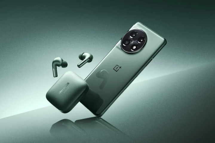 The OnePlus 11 5G smartphone launched alongside the Buds Pro 2 true-wireless earphones