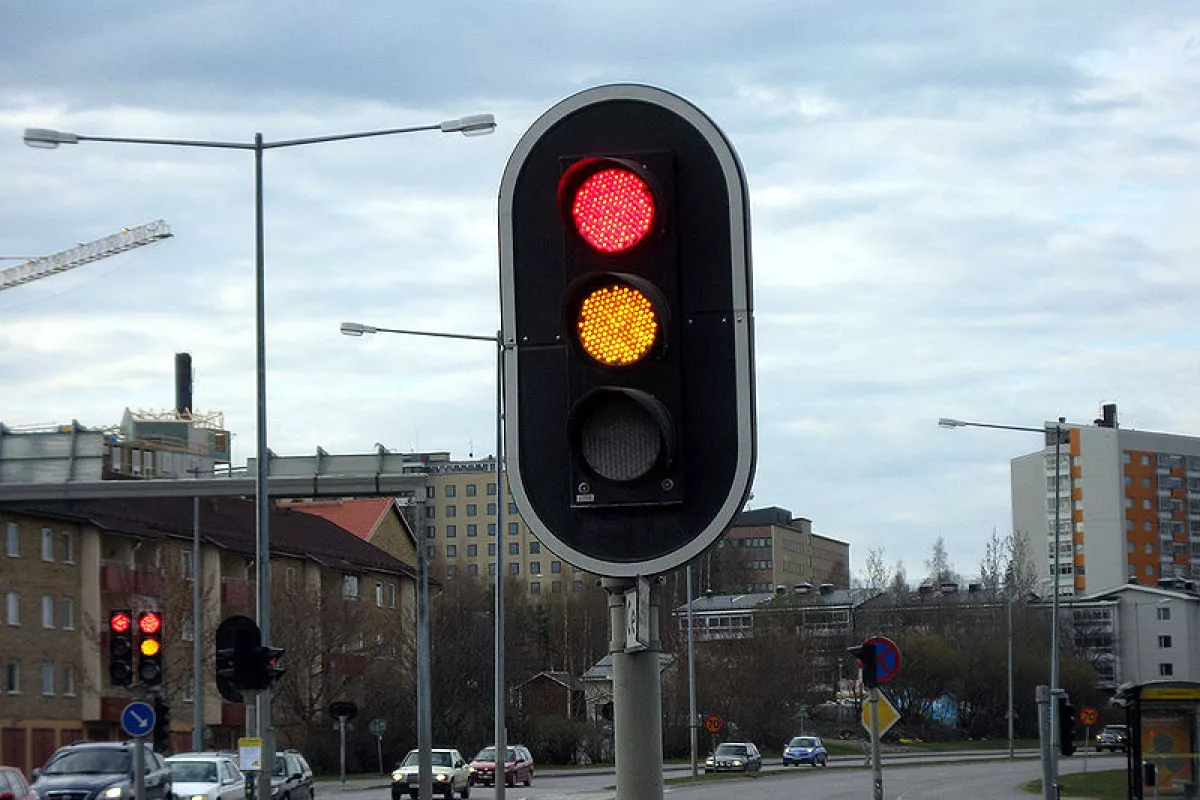Researchers claim self-regulating traffic lights would decrease waiting time at red lights