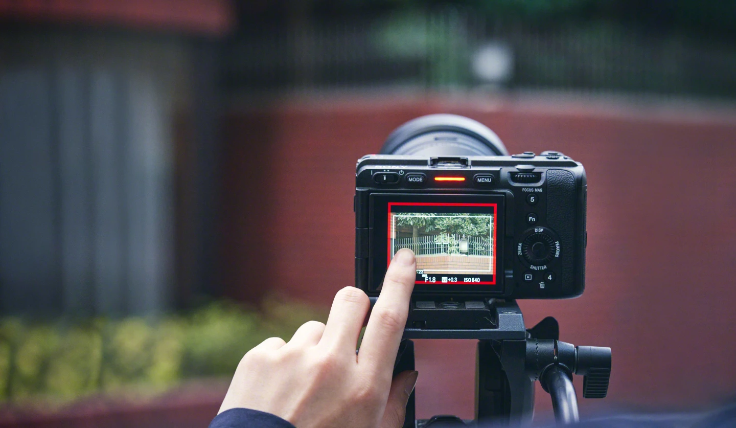 The 3-inch 1.44-dot monitor around back caters for touch focus