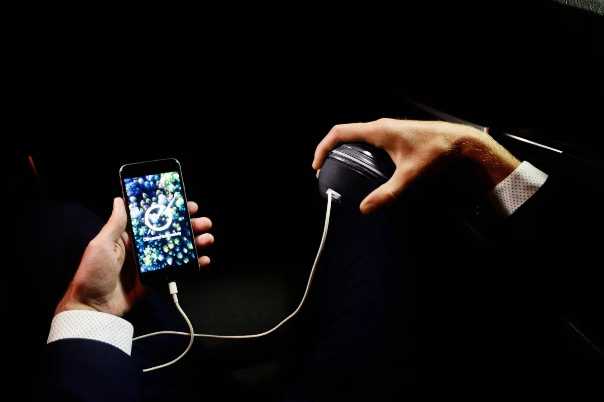 Shaped like a medium-sized apple, HandEnergy packs a magnetic rotor, a stator, a 1,000 mAh capacity battery, and a USB output port