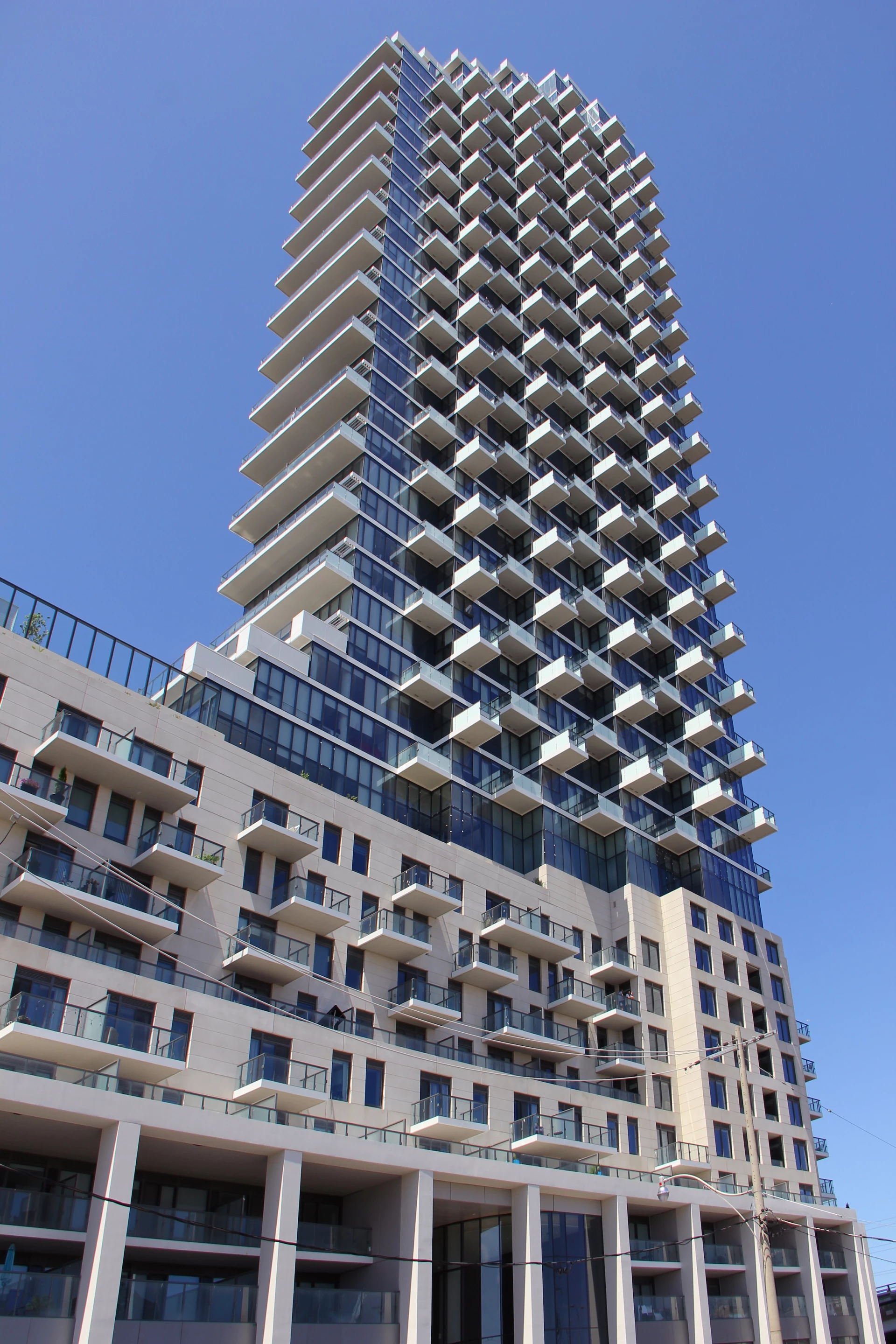 Sixth position went to Monde, which is located in Toronto, Canada and rises to 492 ft (150 m). It was designed by Moshe Safdie & Associates and Quadrangle Architects and features an eye-catching concrete blocky facade
