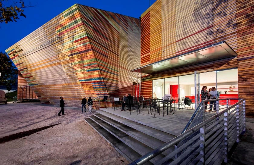 The Italian city of Trento donated this colorful auditorium to earthquake-affected Aquila (Photo: Marco Caselli Nirmal)