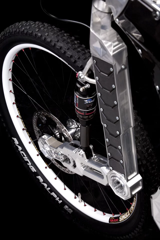 Close up of the patented single-arm front-suspension design of the M55 Terminus Biceps edition