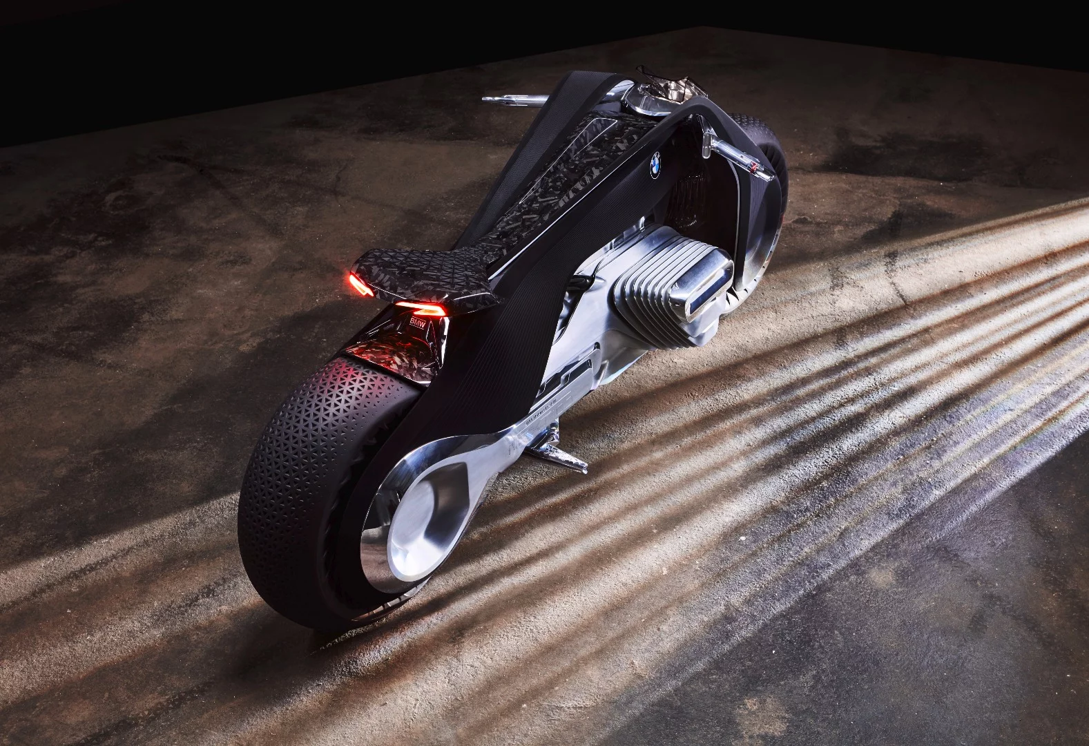 The polished aluminum finish of the engine covers is dynamic, moving outward during use to add aerodynamics around the rider’s legs, sucking in when the bike is at rest for a slim, simplistic profile