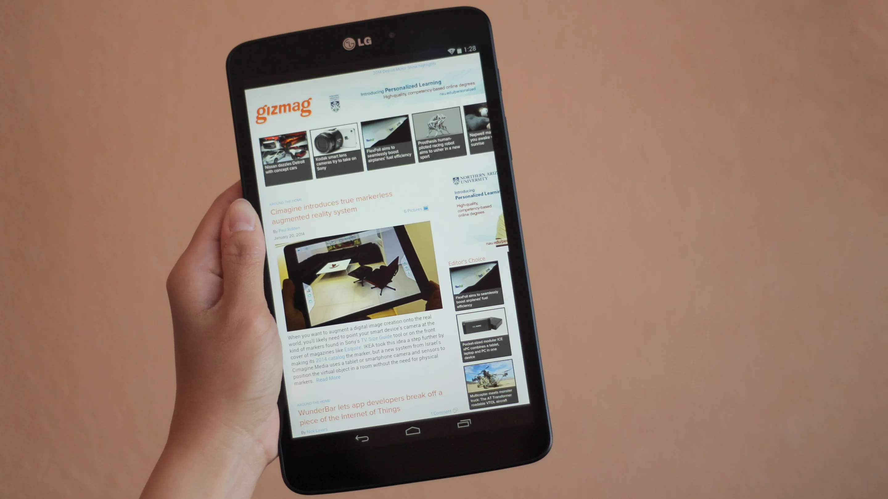 At 338 g, the G Pad 8.3 is very light for its size