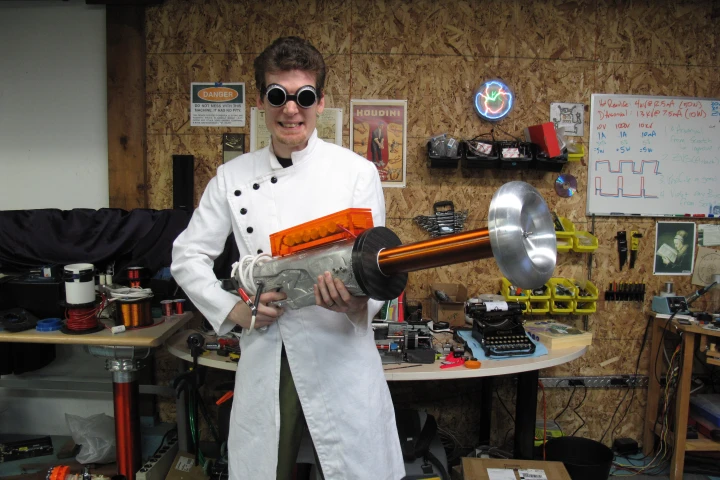 Rob Flickenger has created a fully functional, battery-operated Tesla Gun of the kind used by Nikola Tesla himself in a graphic novel about the pioneers of power