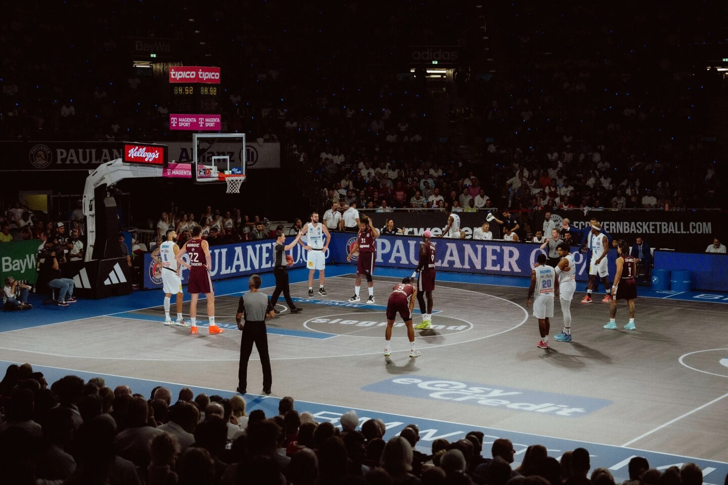 El piso muestra las marcas estándar de la cancha mientras el juego está en progreso.