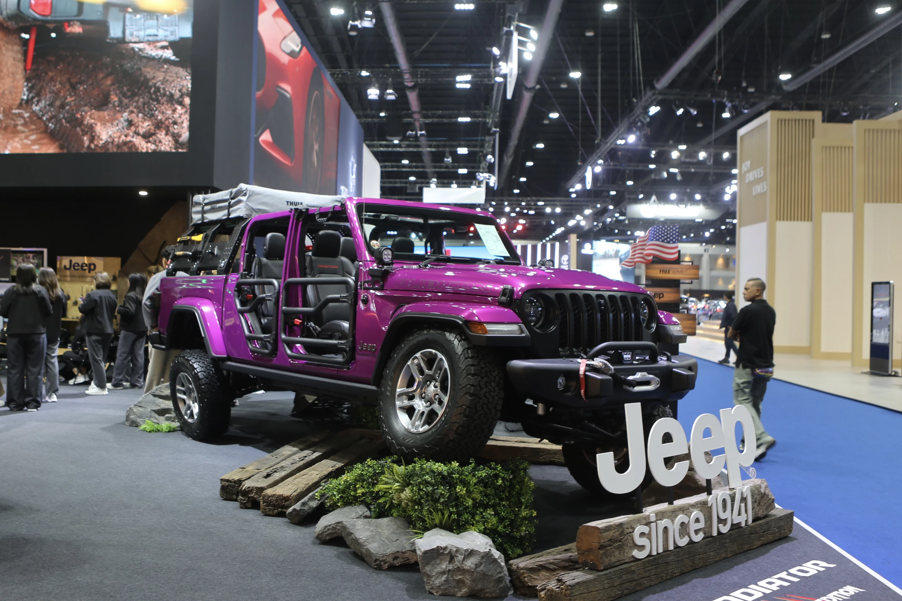 Of course Jeep didn't miss out on the off-road touring/camping theme, showing a particularly eye-catching Gladiator decked out and ready to explore