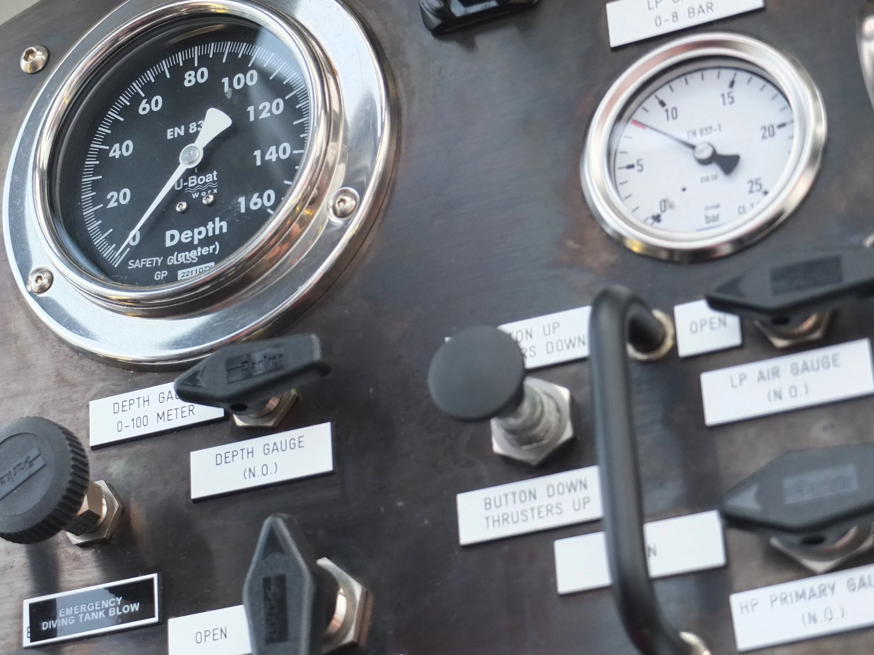 A panel with numerous dials and controls is positioned behind the crew (Photo: James Holloway/Gizmag)