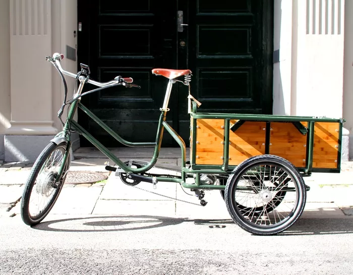 The movE electric cargo bike weighs 55 kg (121 lb)