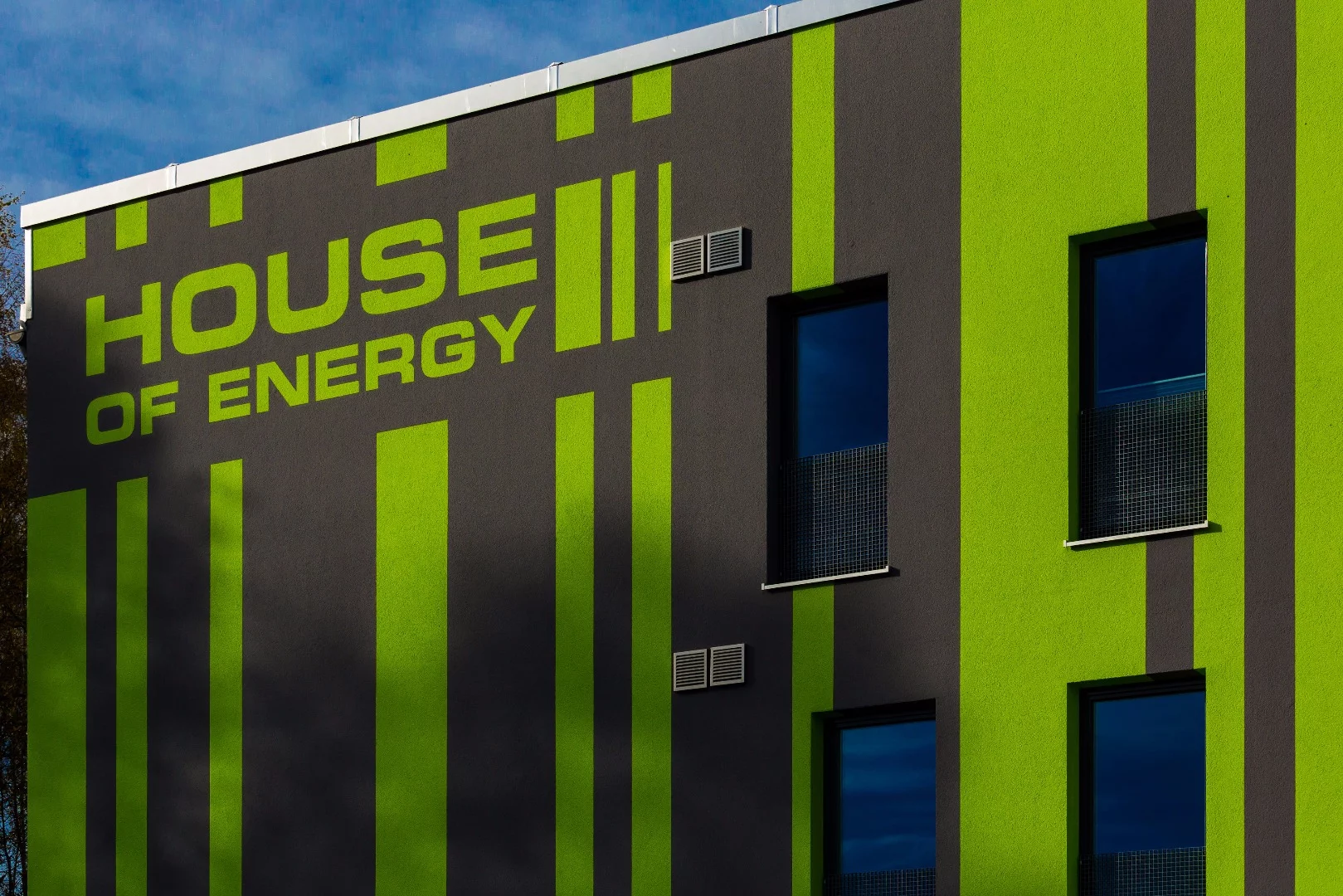 The House of Energy’s overall demand for energy is just 21 kWh / sq m (2 kWh / sq ft) per year