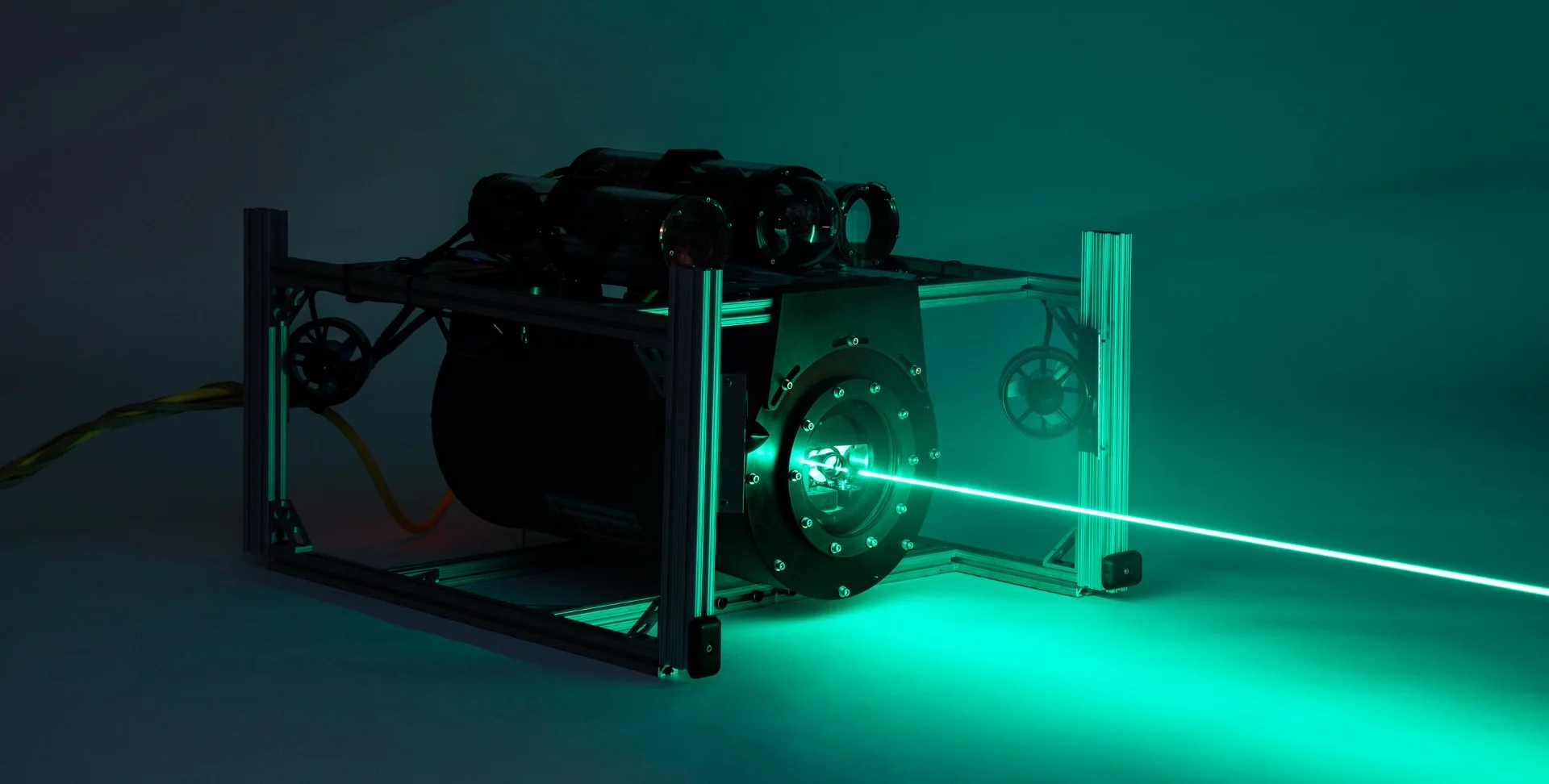 A remotely operated vehicle and undersea terminal emits a coarse acquisition stabilized beam after locking onto another lasercom terminal