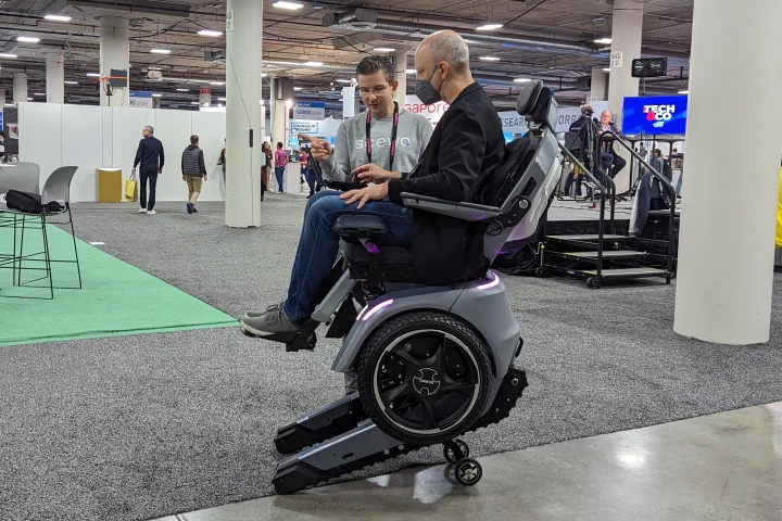 The same mechanisms that allow the Bro to climb enable it to adjust its height to between 45 and 87 cm