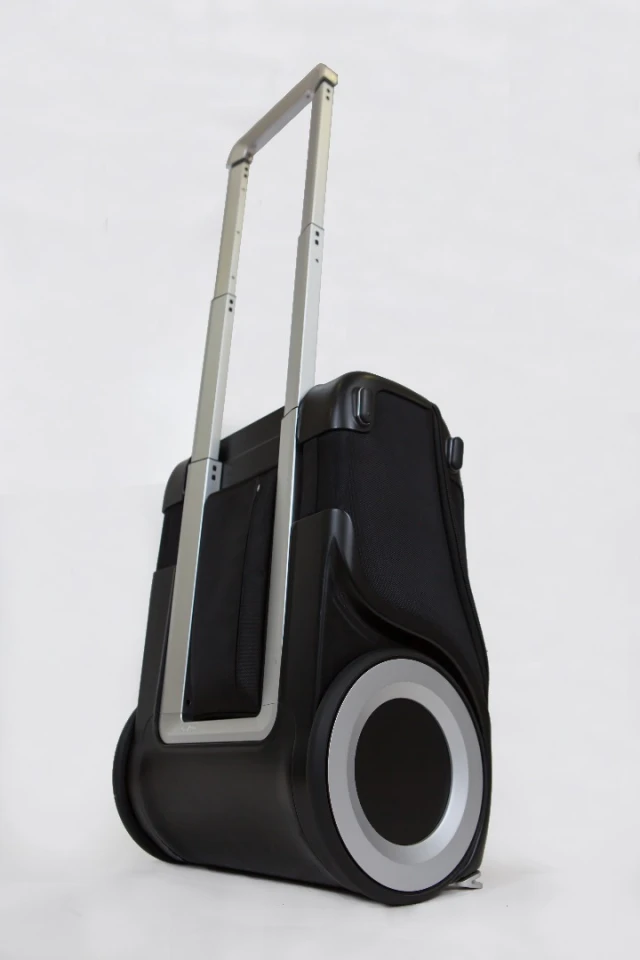 The G-RO has an aircraft-grade aluminum handle, which is said to extend 6 inches (152 mm) farther than the industry standard