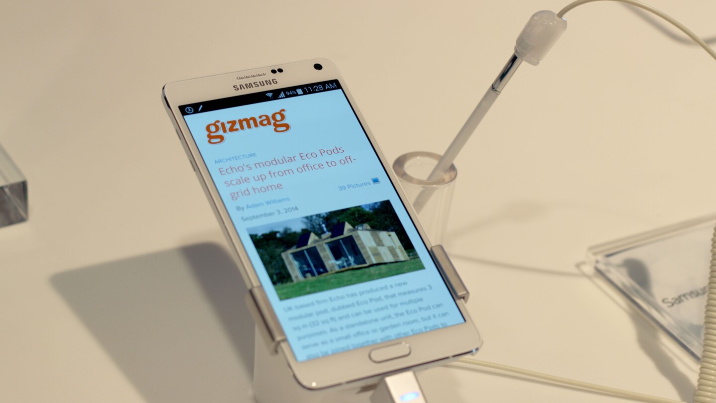 Gizmag goes hands-on with the new Samsung Galaxy Note 4 (Photo: Will Shanklin/Gizmag.com)