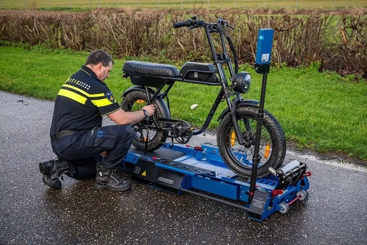 The roadside equipment is used to check when ebike motor assistance stops, which should be 25 km/h in the Netherlands