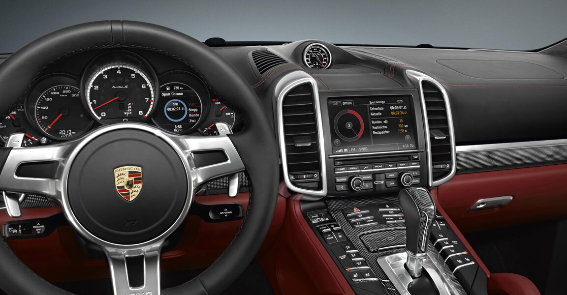 A Porsche Communication Management (PCM) 7-inch high resolution touchscreen display offers control and information