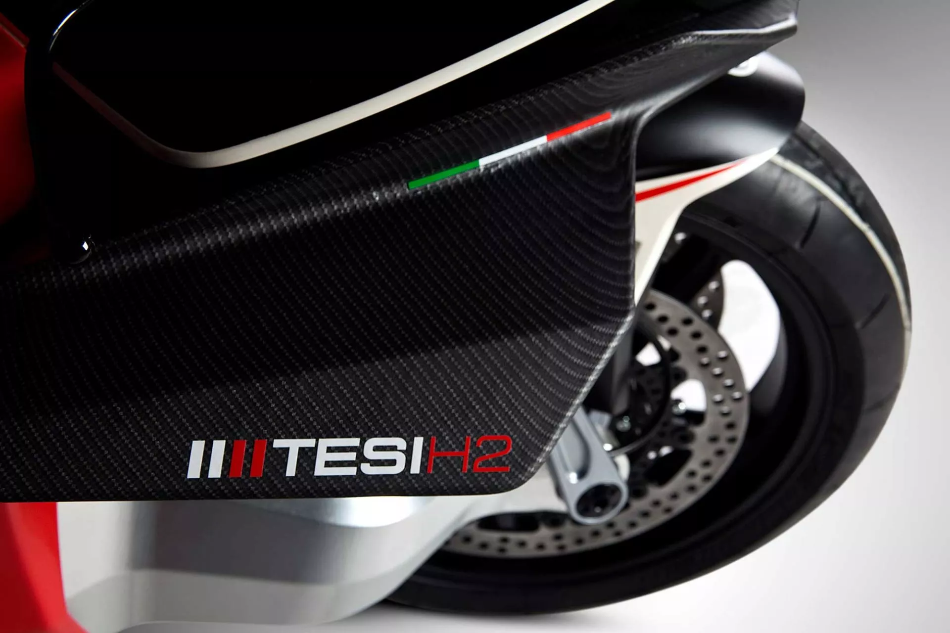 Aerodynamic front wings bear the Tesi H2 logo