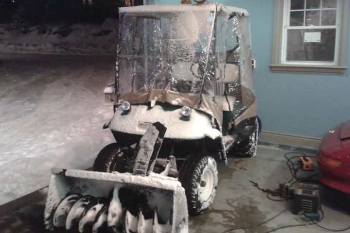 Canadian eco-enthusiast Dan Baker has converted a golf cart into an electric snow-blowing machine