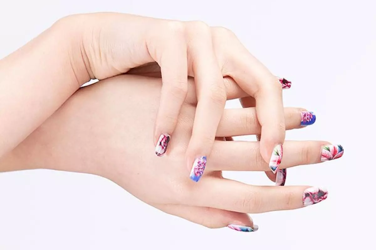 Fingernails2Go uses an inkjet printer to paint users' nails
