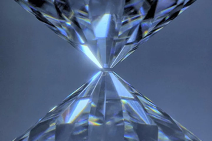 Diamonds used to squeeze a sample to ultrahigh pressures corresponding to those of the Earth's core