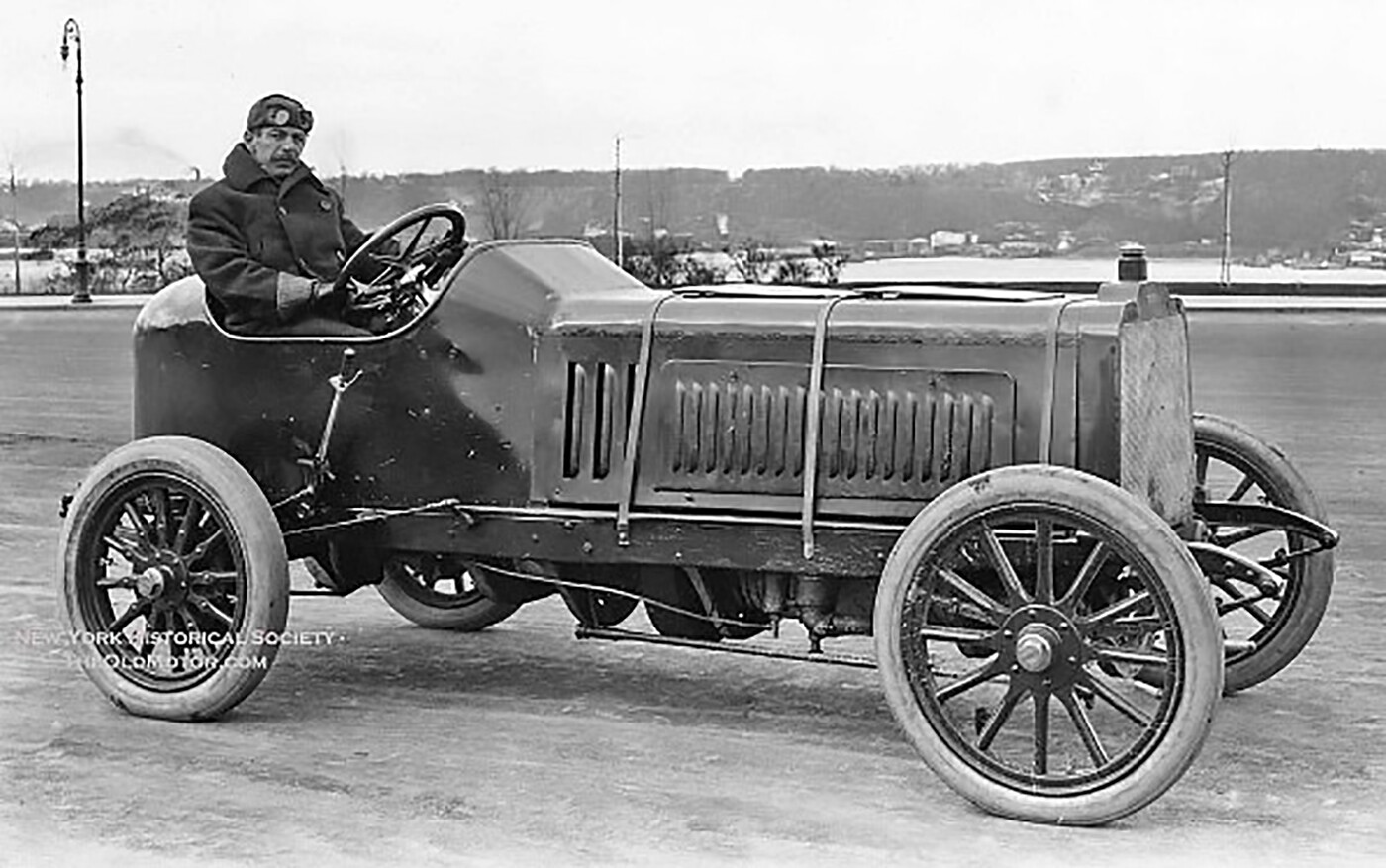 French auto maker Darracq began making cars in 1896, and by 1904 was seeking to heighten its profile with an attempt on the car speed record. Darracq produced a new 100 hp 11,259 cc four-cylinder car designed by Paul Ribeyrolles specifically for the land speed record attempt and on 13 November 1904, factory driver Paul Baras recorded a speed of 104.52 mph at Ostend in Belgium to take the record.