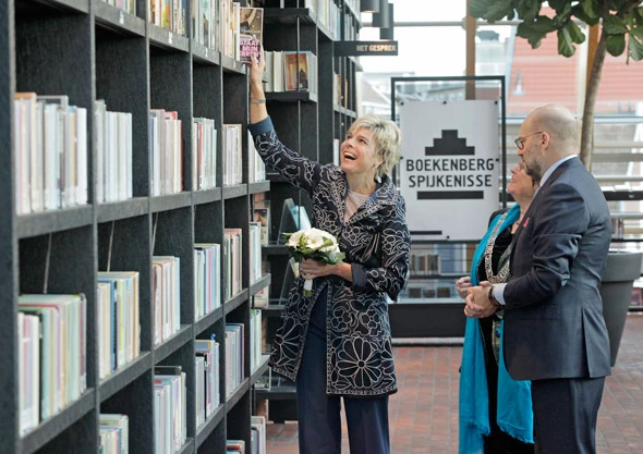 Princess Laurentien browsing some of the library's 70,000 titles