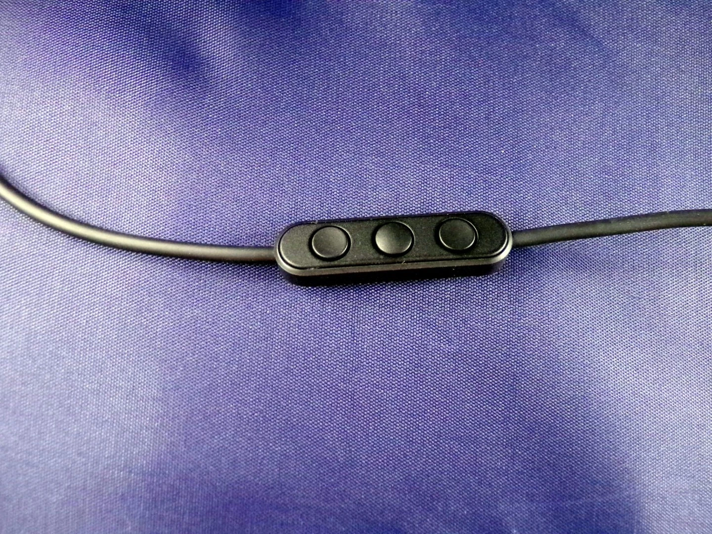 The u-Jays headphones three-button remote