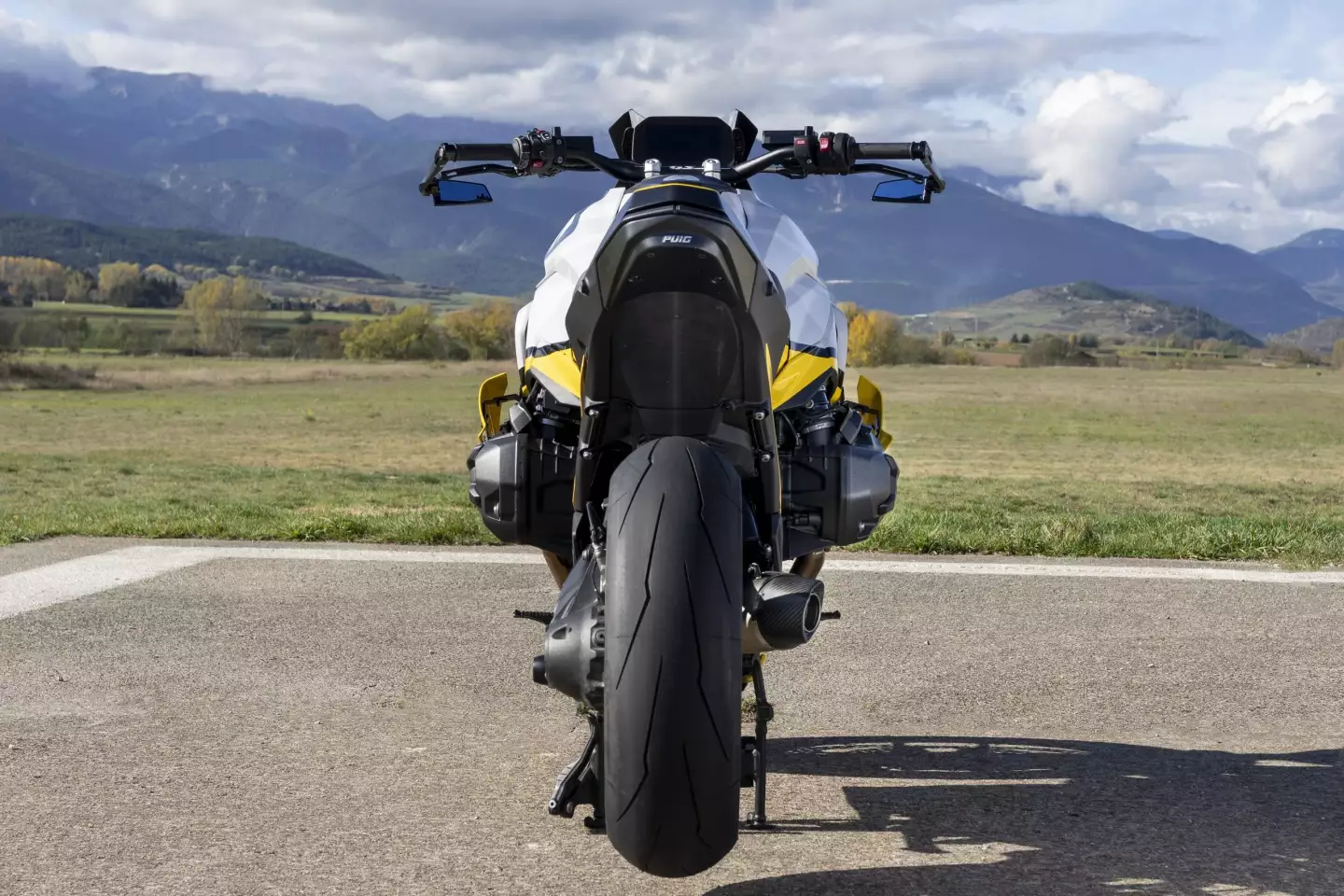The Rotobox carbon rim is fitted with extra-wide 200/55 ZR 17 tire at the back