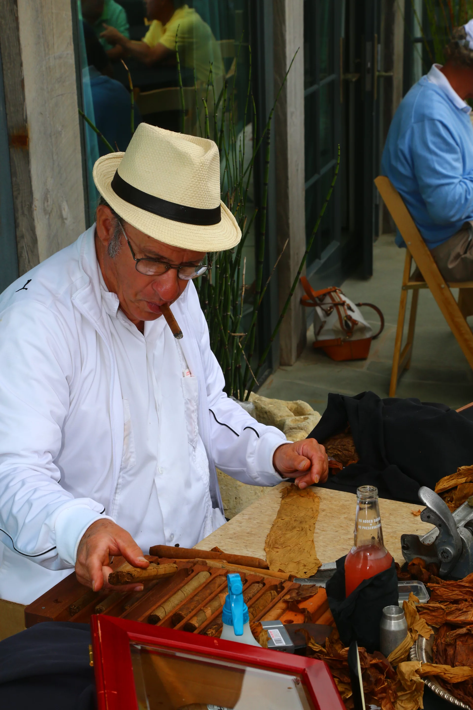 The cigar maker doing what he does best at a private Lamborghini event just outside Monterey (Photo: Angus MacKenzie/Gizmag.com)