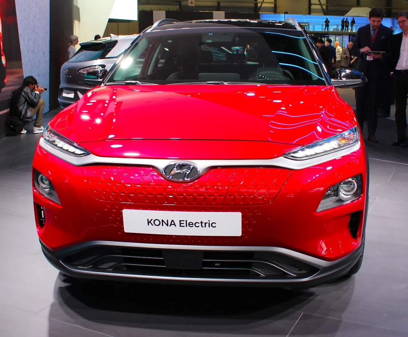 Hyundai will offer two all-electric powertrain options: the 292-mile-range long-range model with 201-hp and a 64-kWh battery and the 133-hp/39.2-kWh base model with up to 186 miles (300 km) of range