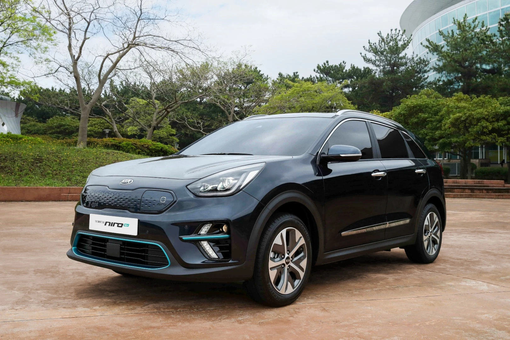The Kia Niro EV will be set apart from other Niro models by its exclusive and closed radiator grille, less prominent air intake, and standard LED daytime running lights