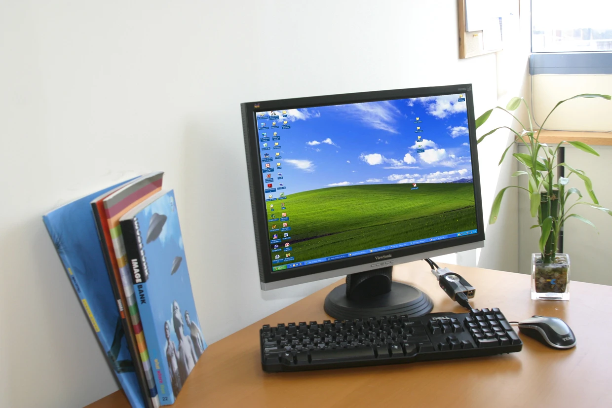 The Plug PC can be powered from an included wall-mount power supply or by the monitor via a proprietary USB power cable
