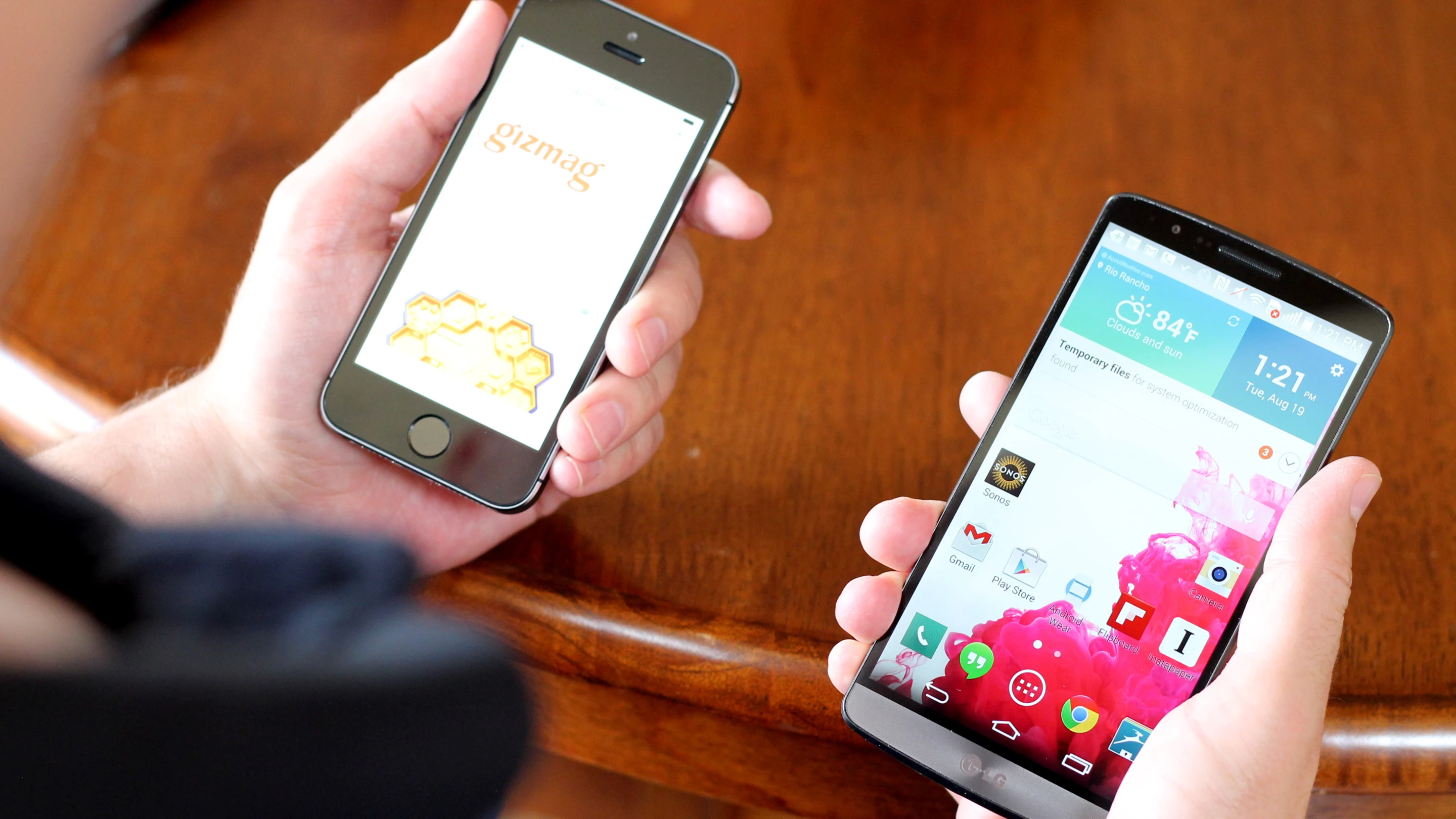 The G3's 5.5-in display makes the iPhone's 4-incher look rather puny (Photo: Will Shanklin/Gizmag.com)