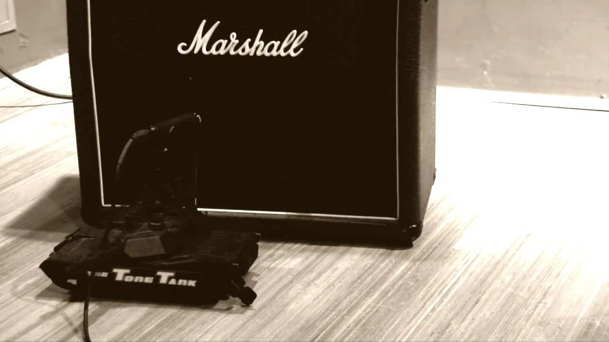 The Tone Tank can be maneuvered into the best position to capture the instrument/amp sound