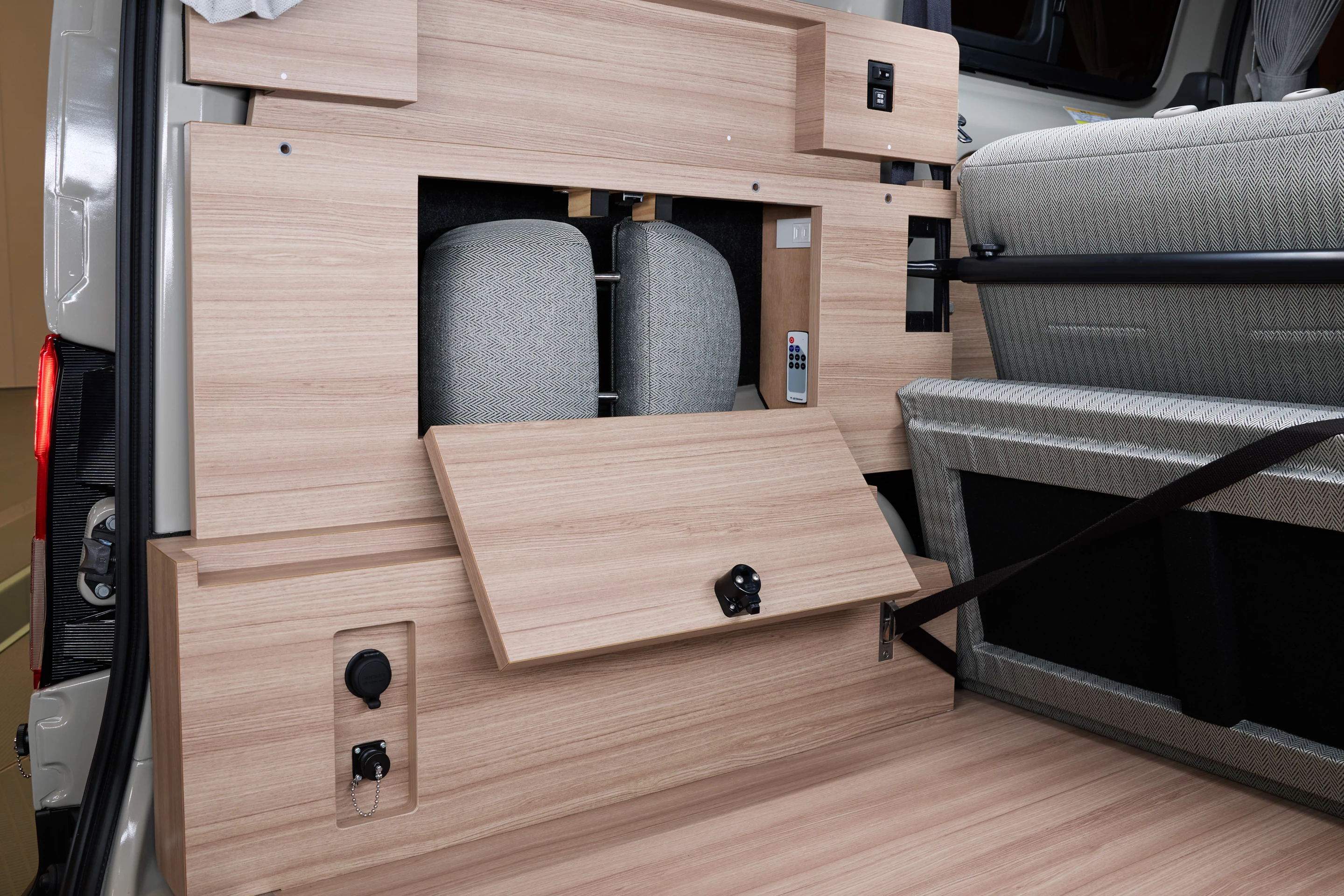 Remove and stow the headrests when in lounge and bedroom modes