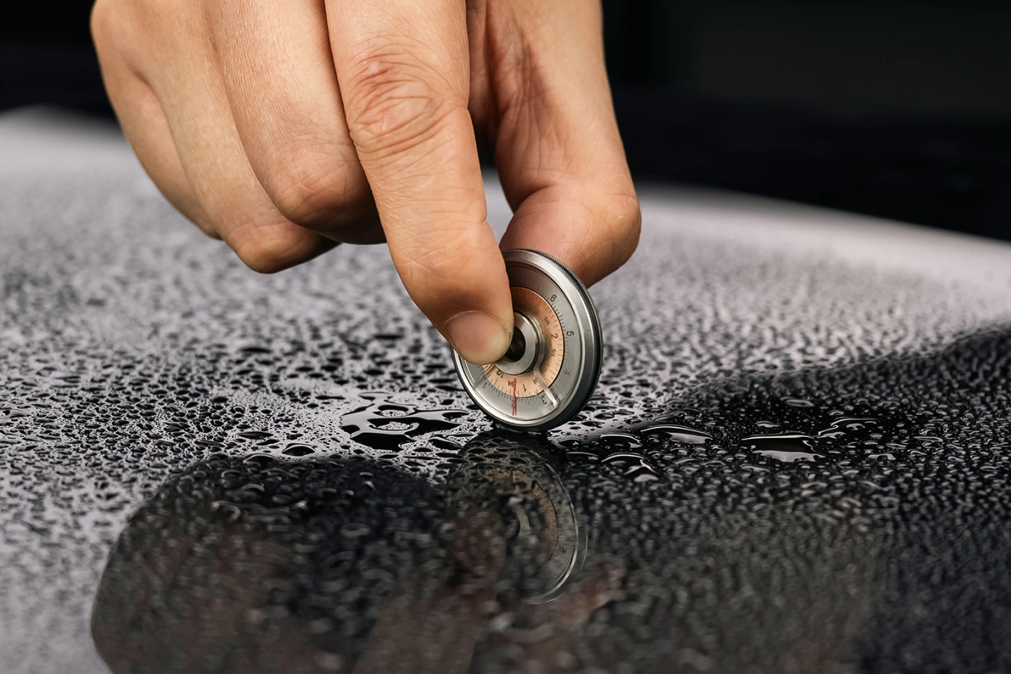 Thanks to its O-ring grip, Tisolver doesn't slip on wet surfaces