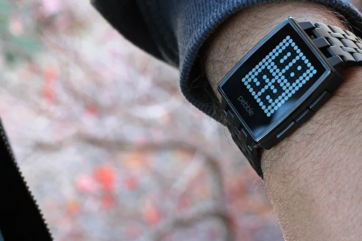 What's old is new again, as Gizmag reviews the Pebble Steel smartwatch (Photo: Will Shanklin/Gizmag.com)