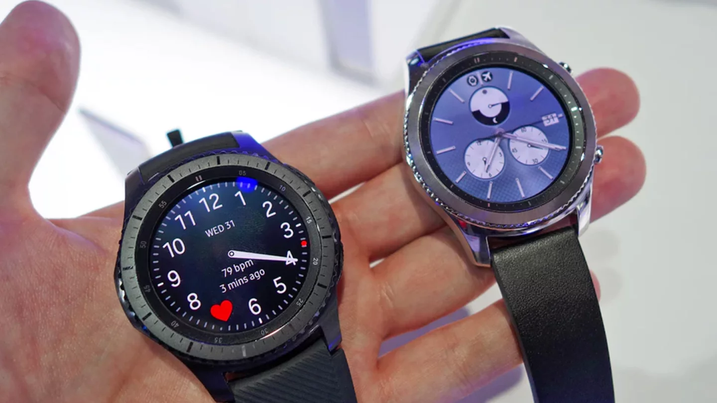 (L) Gear S3 Frontier (R) Gear S3 Classic