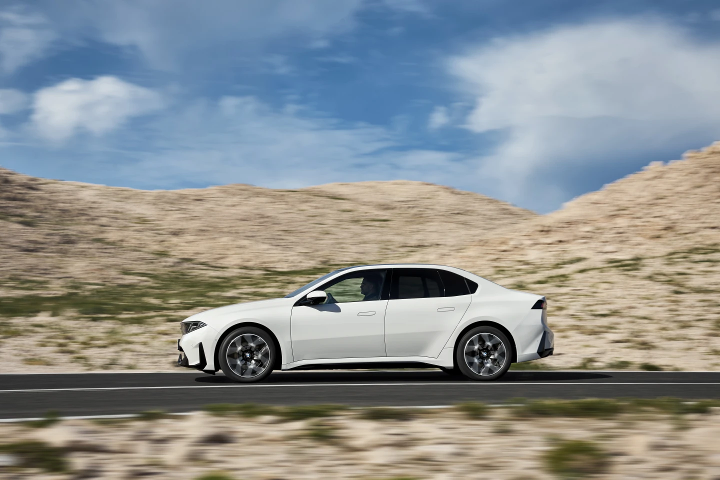 The 3 Series sports short overhangs and a smooth side profile