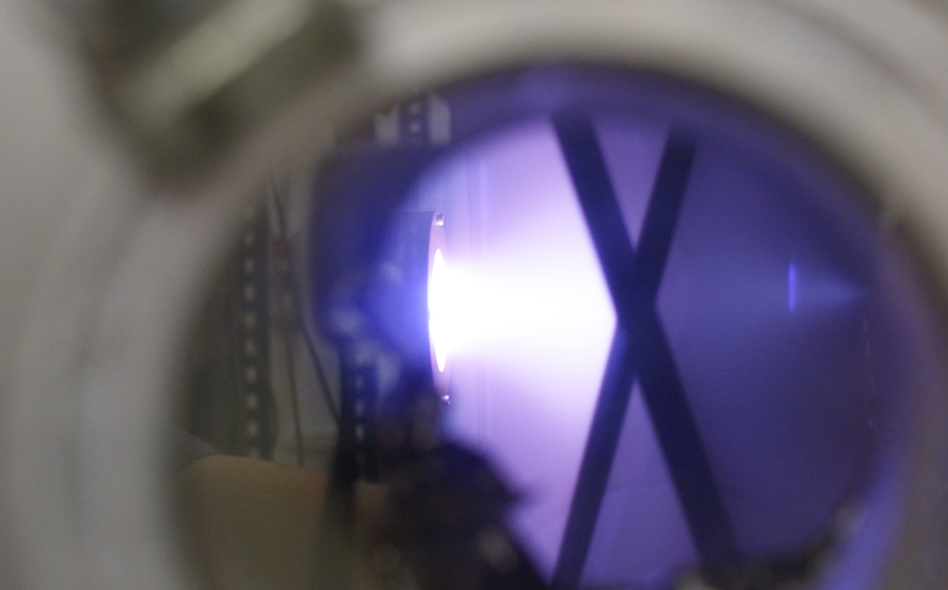 Argon ions dislodge gold atoms and deposit them on silk thread in the EMPA plasma chamber (Photo: EMPA)