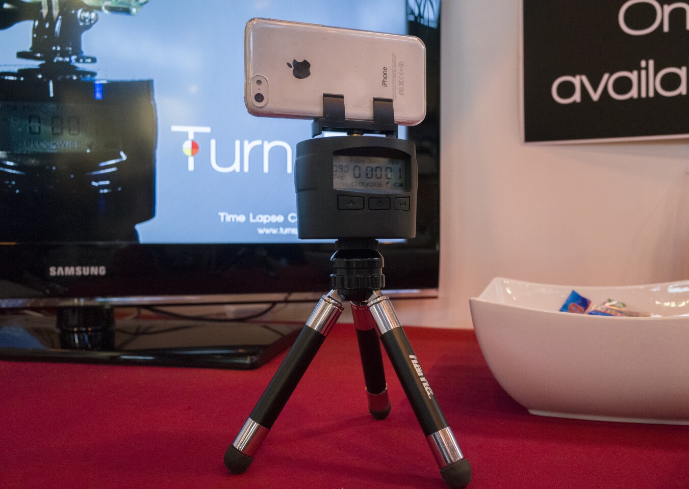 The TurnsPro time-lapse mount is powered by four AA batteries (Simon Crisp/Gizmag.com)