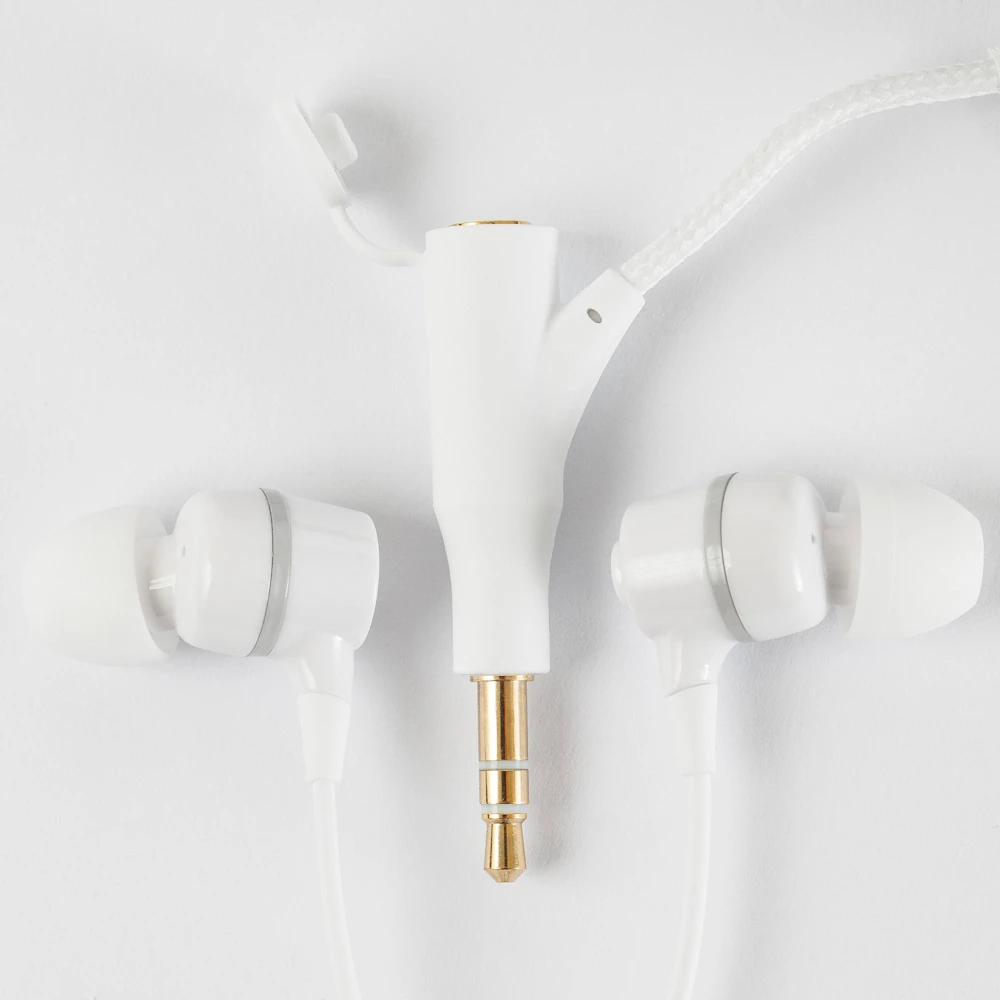 With kids in mind, the cable is wrapped in fabric for better durability and to prevent tangles, and the extra port has an attached cap to keep out dust and pocket lint